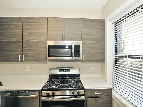 4th image of 2230 N Sawyer Ave #W2