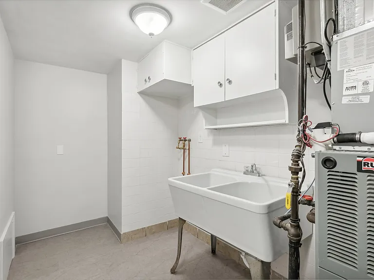 Embassy House Apartments — Photo 40