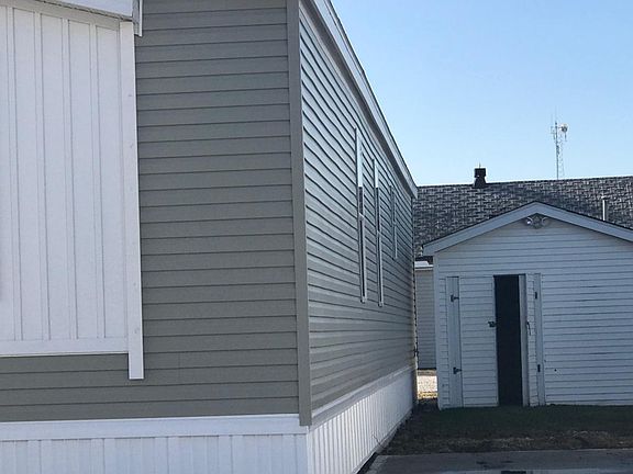 3rd image of 5 Ellen Dr