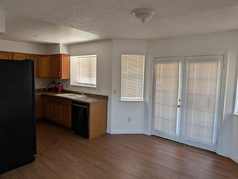 1008 Mable Ave — Photo 5
