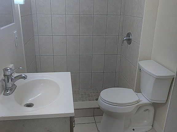 2nd bath with tiled shower 