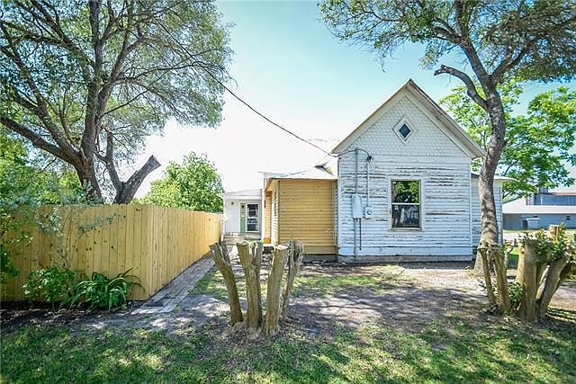 1st image of 207 W Rose Blvd