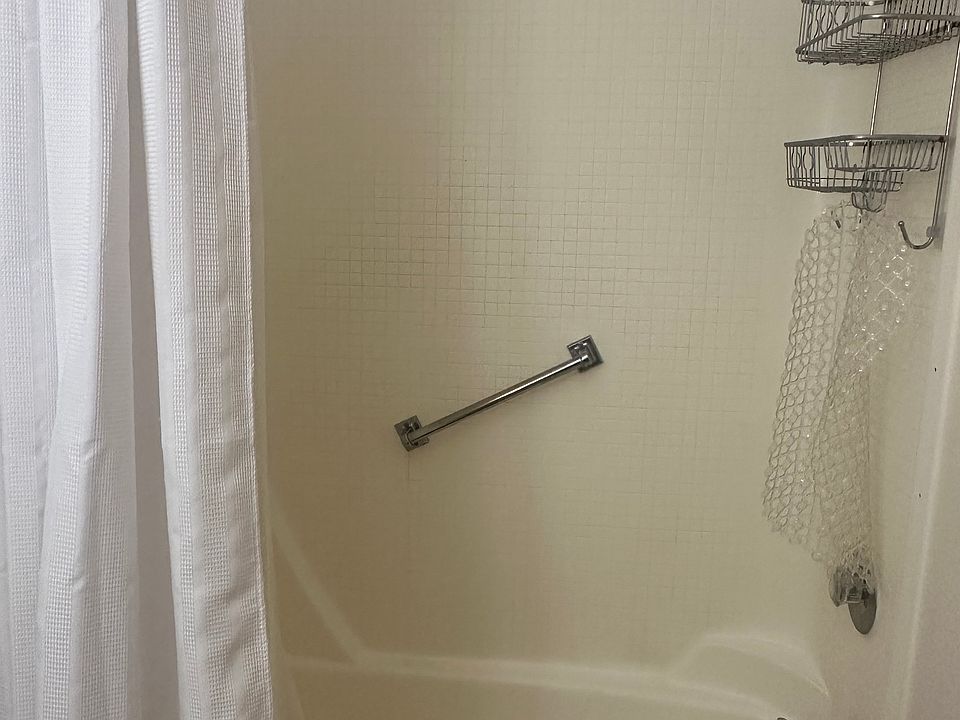 Bath tub