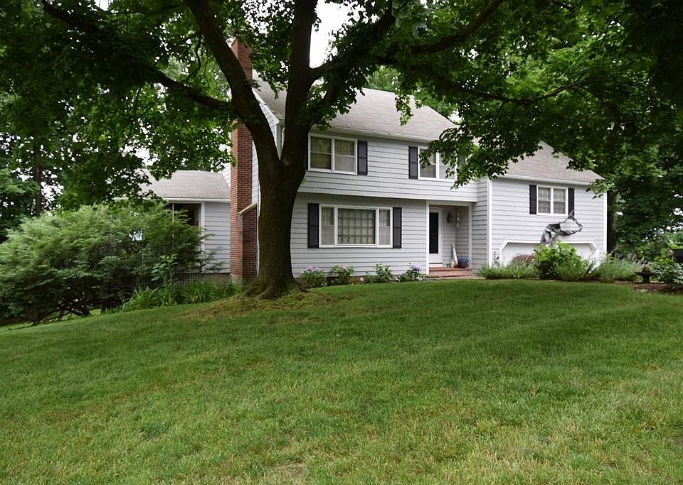 2nd image of 23 Maugus Hill Rd