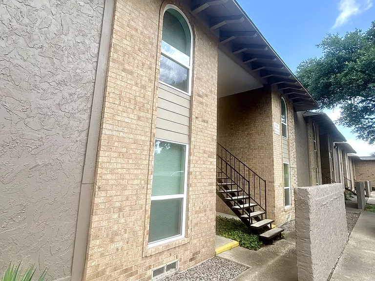 Prestonwood Hillcrest Apartments — Photo 16