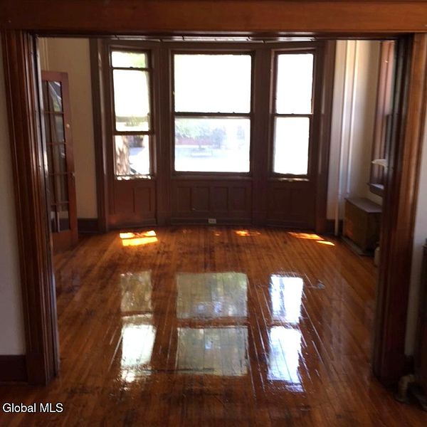 4th image of 469 Madison Avenue