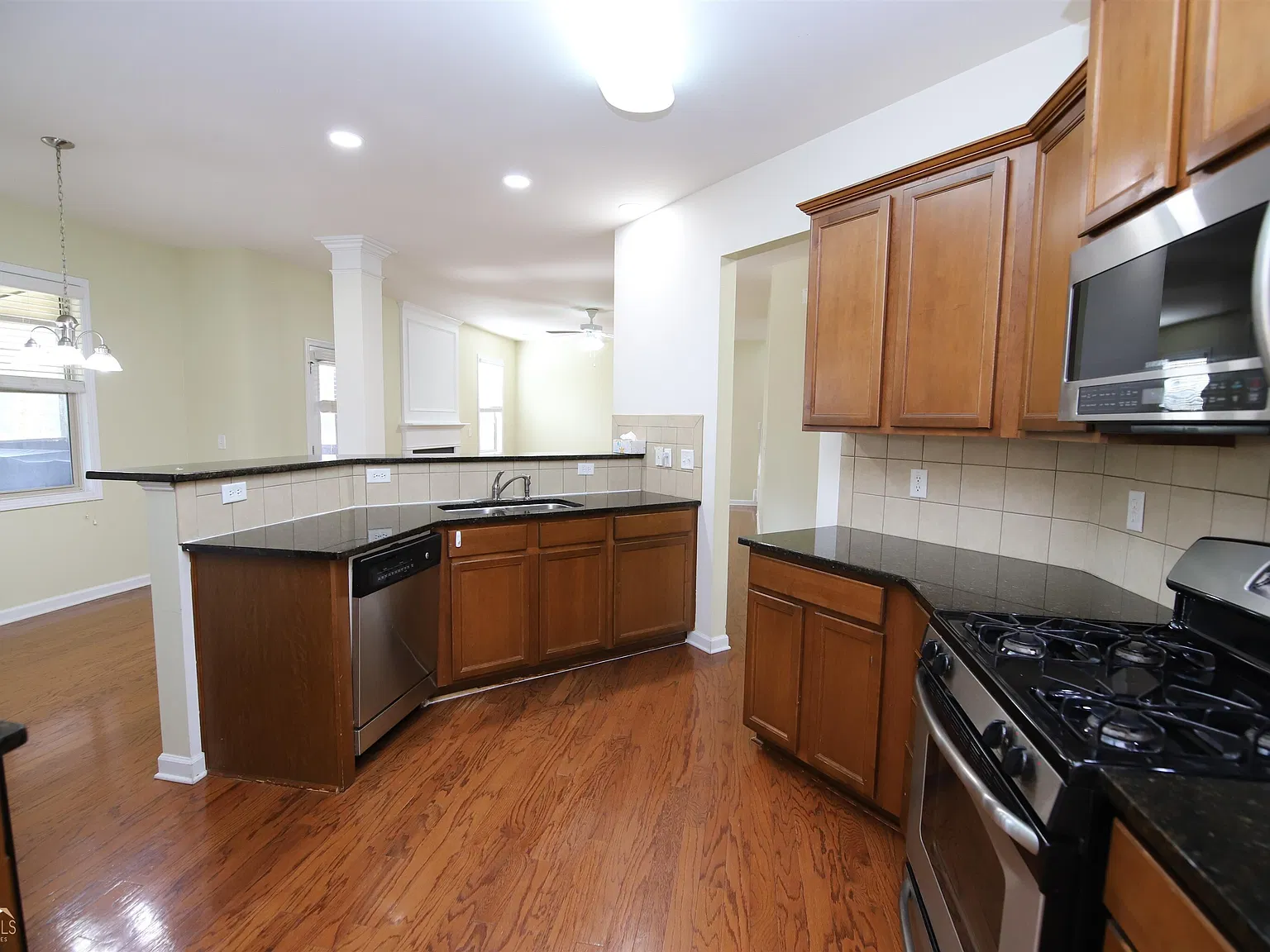 4 bed, 2.5 bath, 2763 sqft, $2,400 — Photo 4