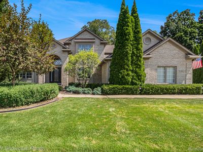 989 Suchava Dr, White Lake, MI, 48386