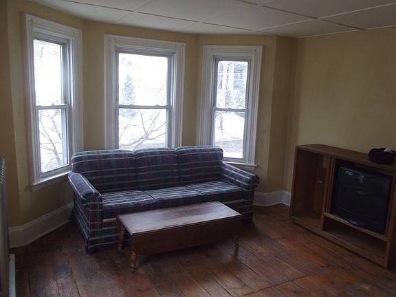 Living room nice and sunny