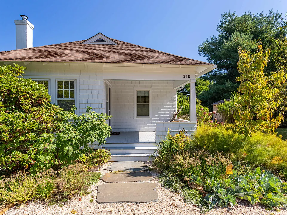 210 Manor Ln