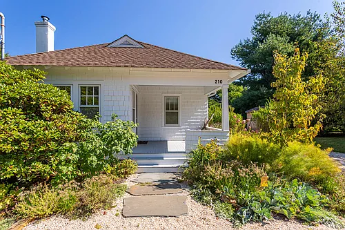 210 Manor Ln Photo 1