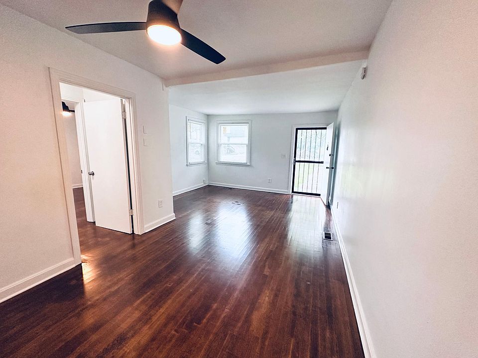View from the kitchen into the dinning room, living room to the front door - nice open floor plan