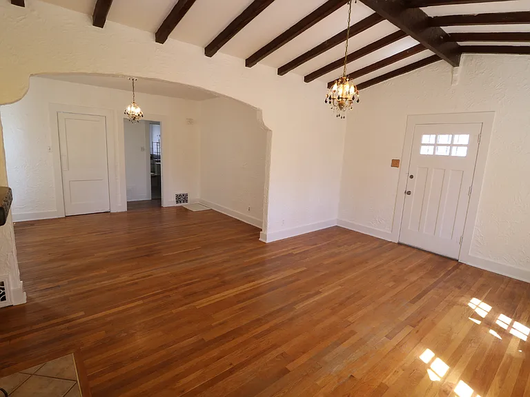 2725 Gold Ave — Photo 3