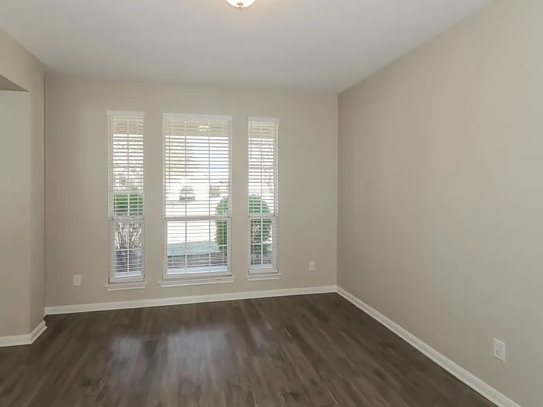 539 W Metcalfe St — Photo 9