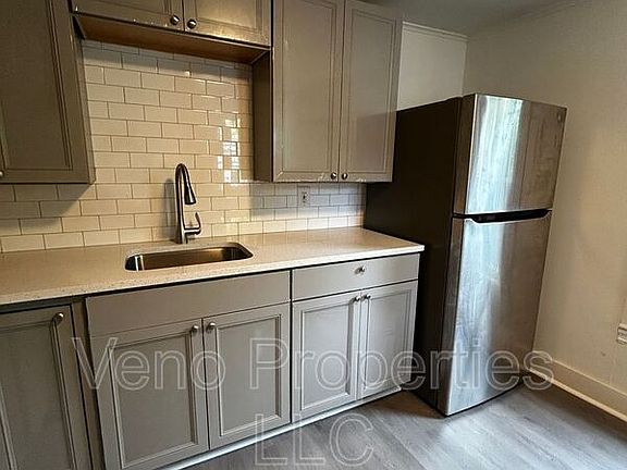 4th image of 96 Walworth St APT 2