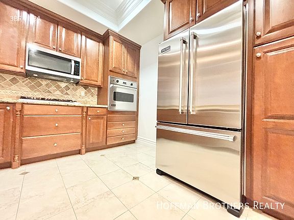 3rd image of 10642 Woodbridge St #202