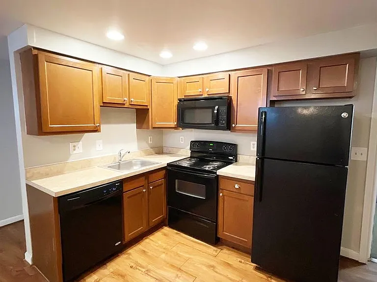 566 Lowell Ave — Photo 13