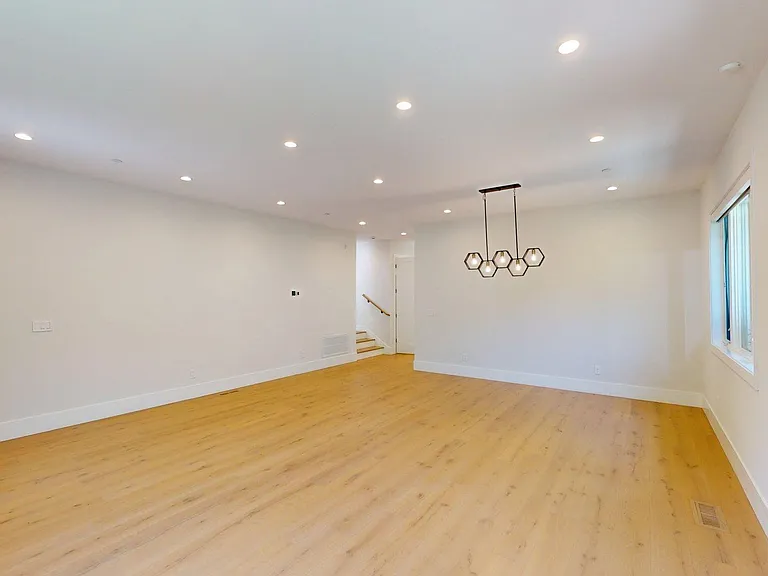 960 Lucky Ave — Photo 3