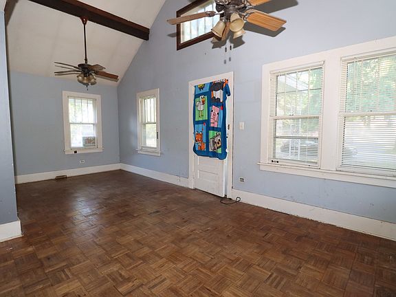 3rd image of 44 Oak Knoll Dr