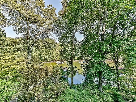 2nd image of 124 Hickory Point Ct