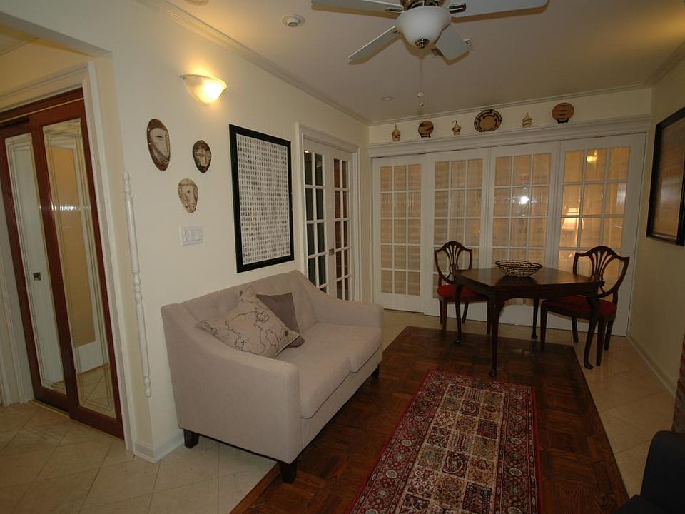 Livingroom: view towards Kitchen