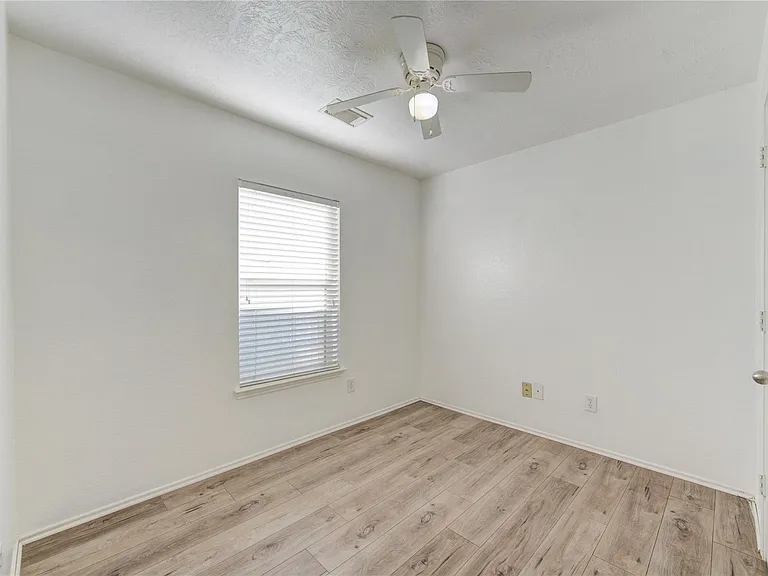 7930 Northfork Hollow Ln — Photo 4