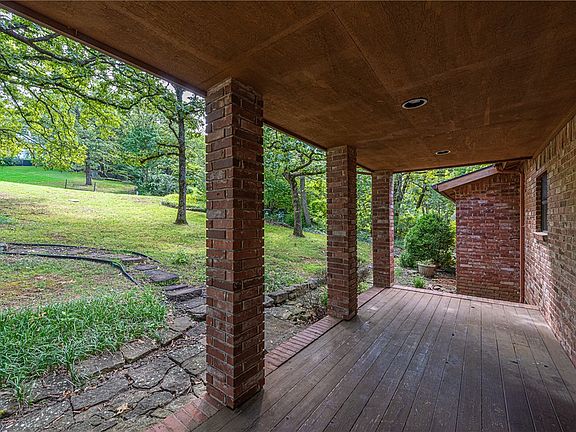 4th image of 687 N Cliffside Dr