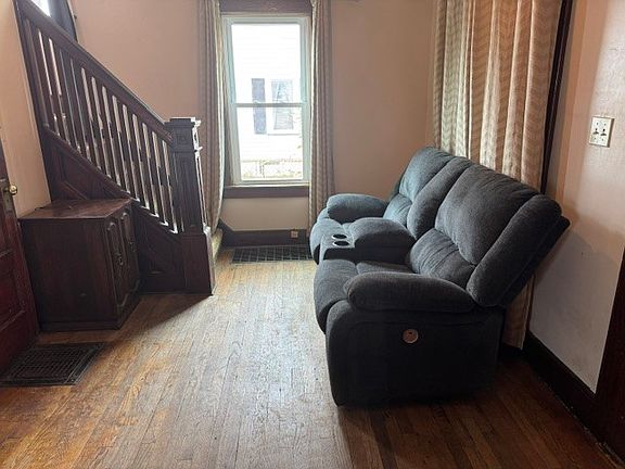 3rd image of 342 Floral Ave