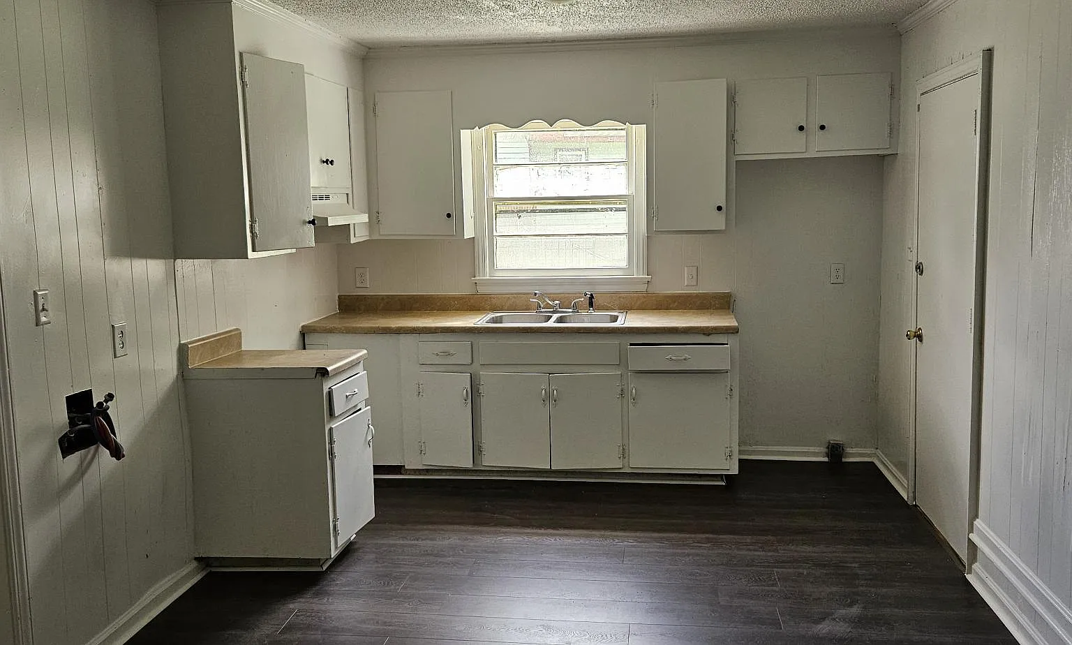 3 bed, 1.5 bath, 1025 sqft, $1,195 — Photo 3