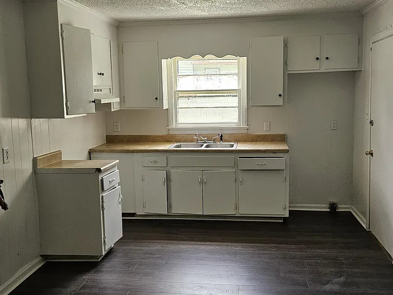 708 Lincoln Dr — Photo 3
