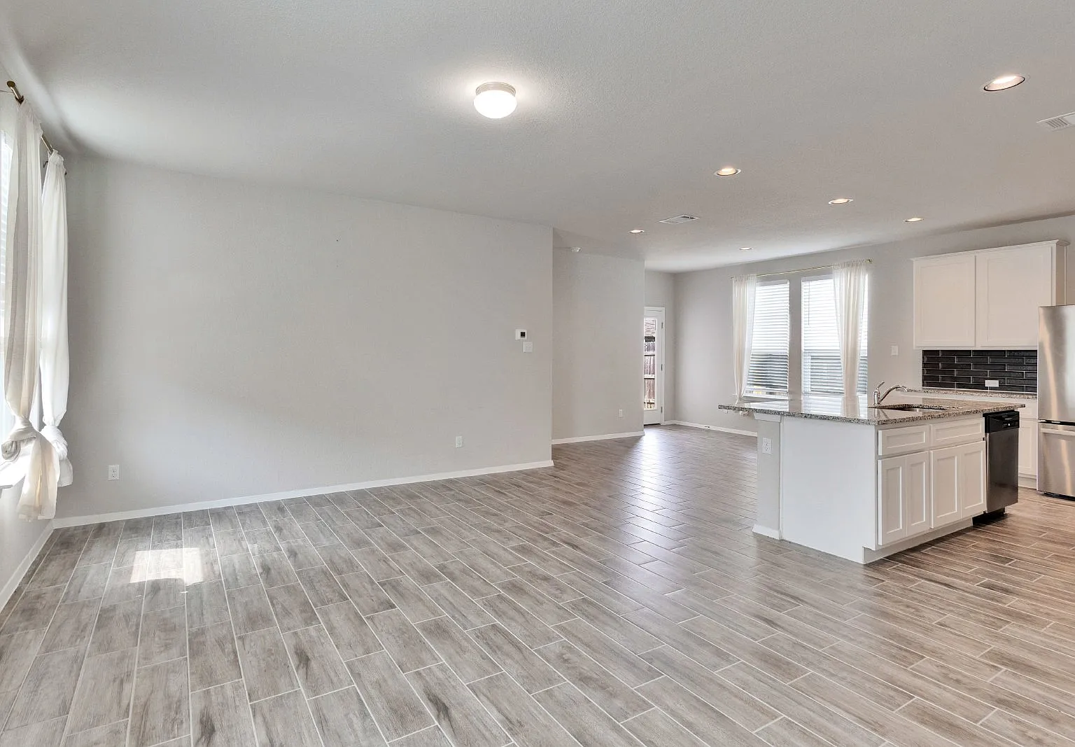 4 bed, 2.5 bath, 2099 sqft, $2,150 — Photo 4