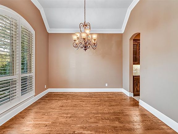 5th image of 525 Lavaine Ln