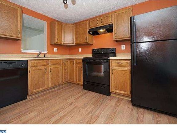 2nd image of 2628 Barclay St