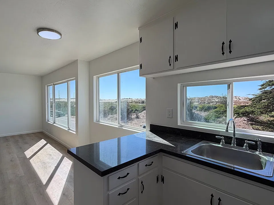 1301-1361 La Playa Street (1065r)