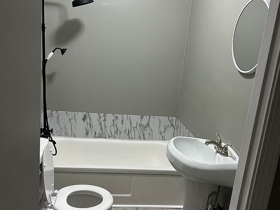 2nd image of 415 Lakeview Blvd #B