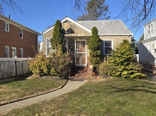 8148 256th St, Glen Oaks, NY 11004