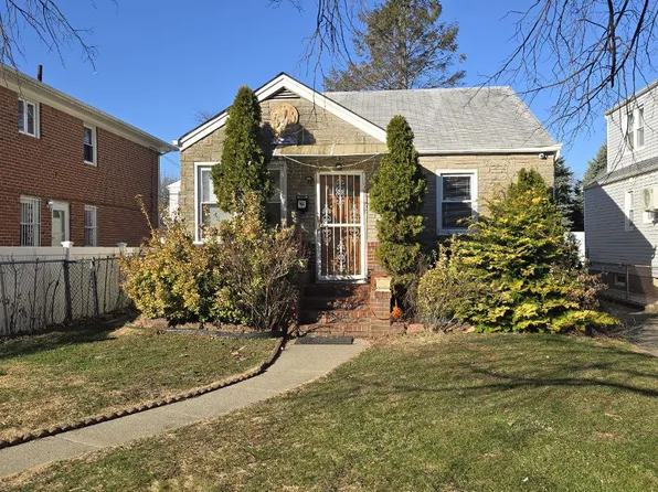 8148 256th St, Glen Oaks, NY 11004