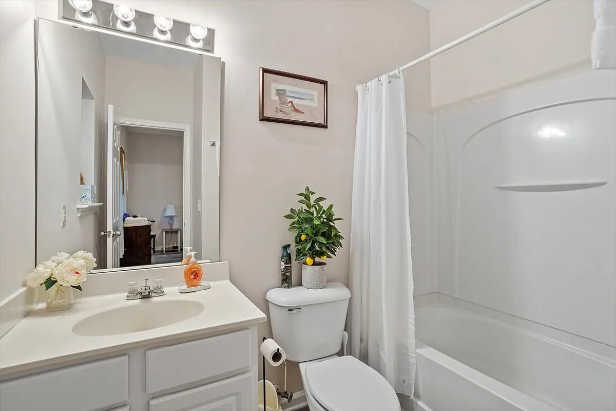 4 bed, 3.5 bath, 2004 sqft, $3,700 — Photo 2