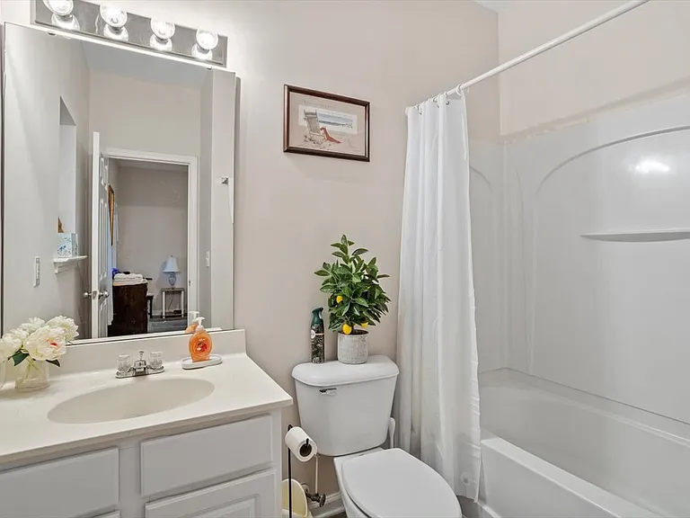 104 Linden Park Ln — Photo 2