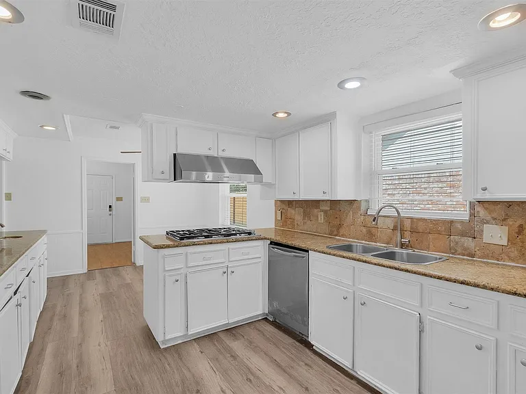 1122 Rhine Ln — Photo 9