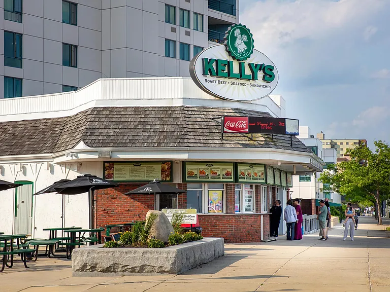 An iconic Revere Beach stop since 1951, Kelly's Roast Beef serves up legendary sandwiches, seafood, and views_just steps from the sand.