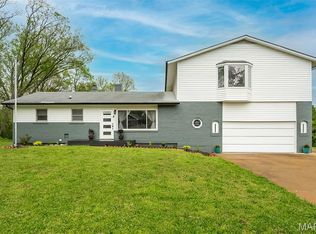 270 E Skyline Dr, Ballwin, MO 63011