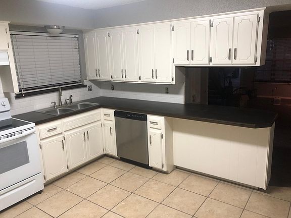 2nd image of 918 Acacia Cir