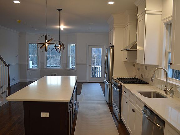 5th image of 229 Lincoln Ave E