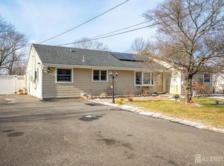 17 Cambridge Rd, Kendall Park, NJ 08824