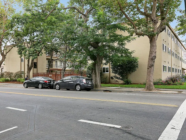Central and Grand Apartments — Photo 11
