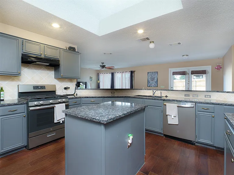 6700 Carisbrooke Ln — Photo 2