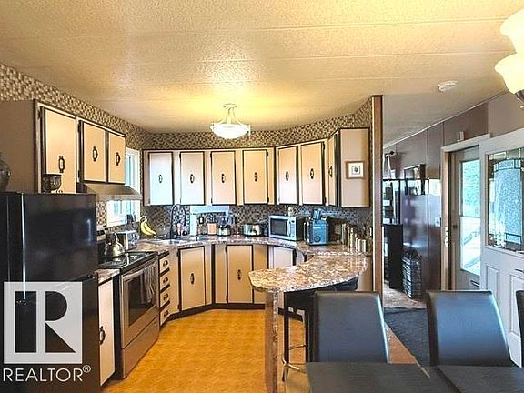 3rd image of 46 Oakridge Dr S