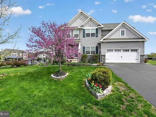 34 Furlong Rd, Douglassville, PA 19518