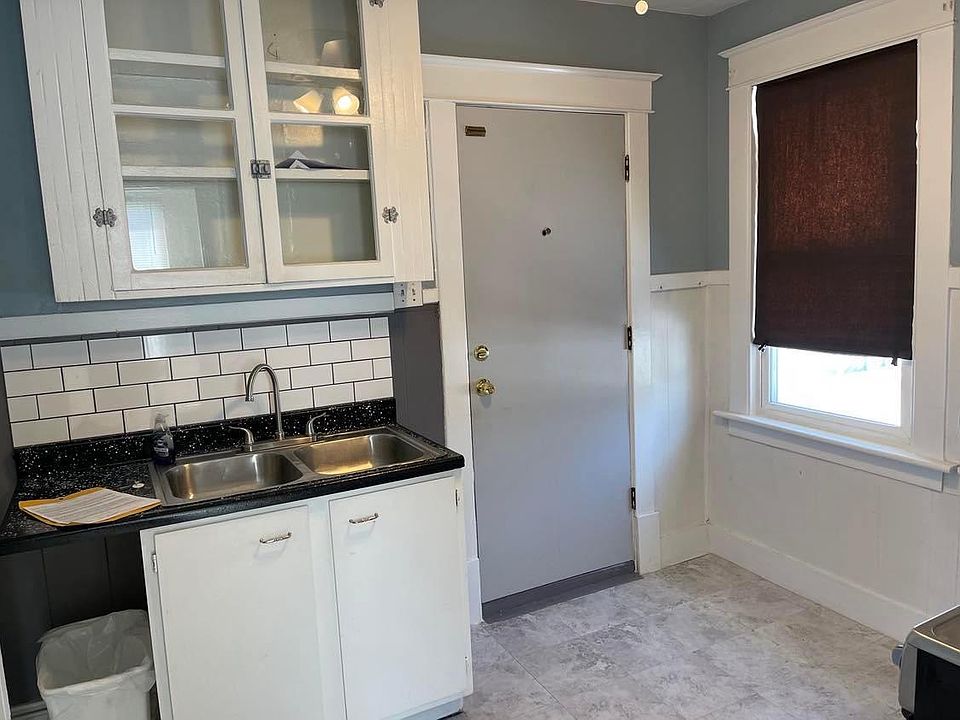 1st image of 81 1/2 Hagen Ave